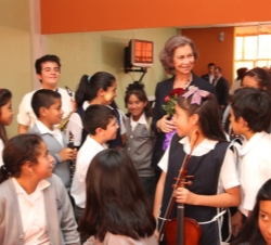Doña Sofía con los alumnos en el aula de música del Proyecto Social de la ONGD Futuro Vivo